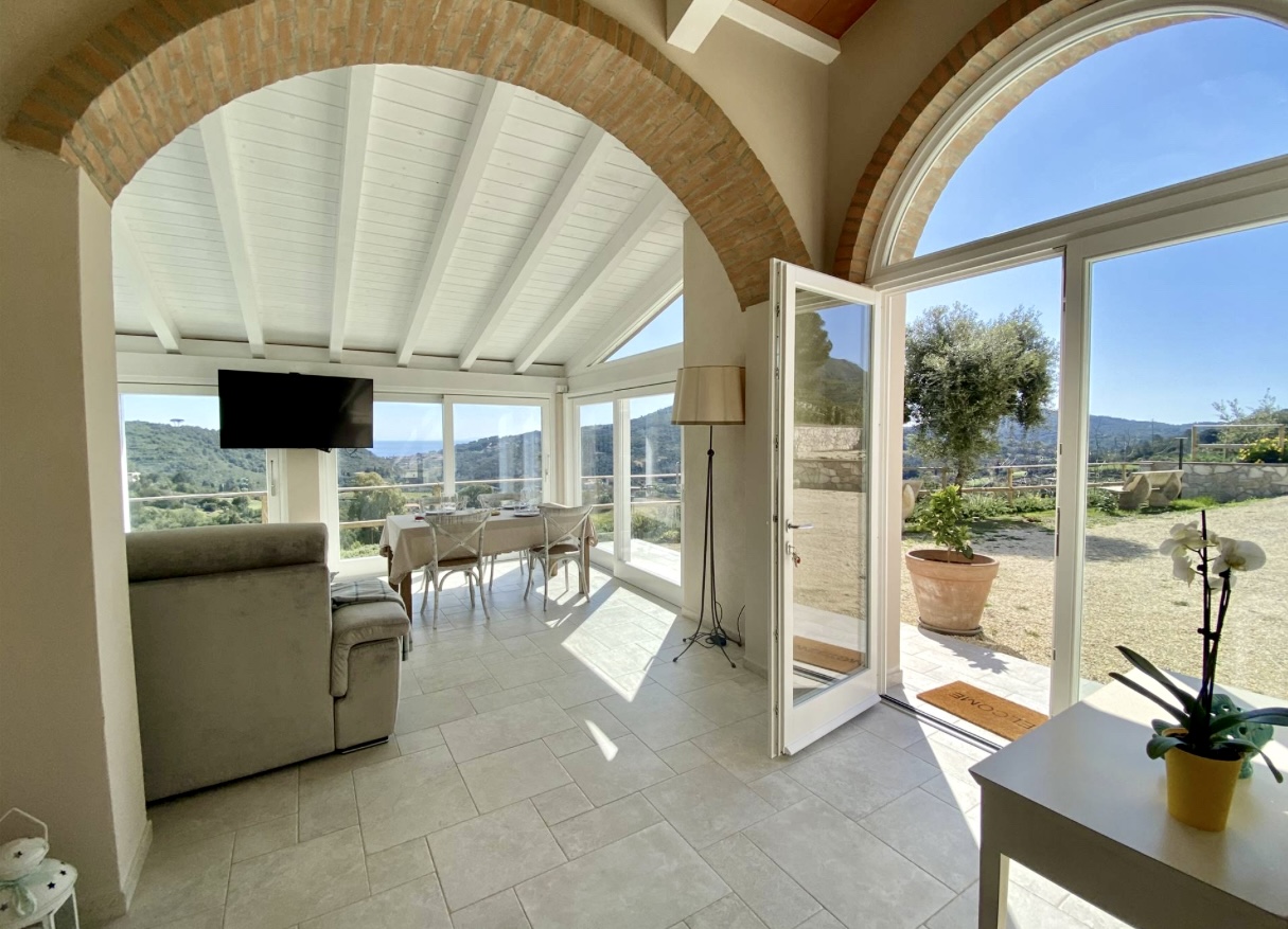 Urokliwy dom na Elbie w stylu napoleońskim – wyjątkowa nieruchomość z widokiem na morze!