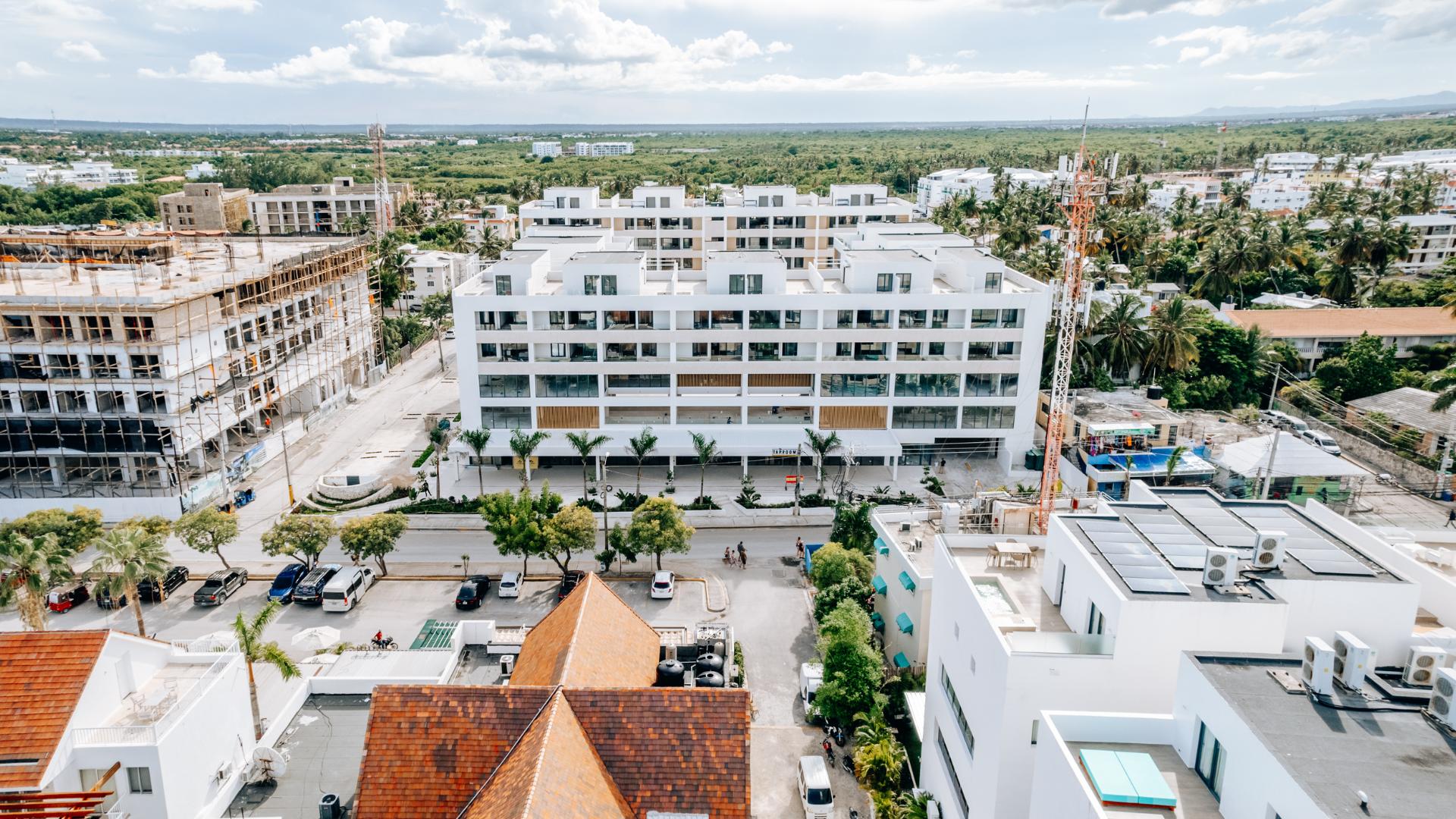 Prime Commercial Office Space in prestigeträchtigen Los Corales - Steps from the Beach!