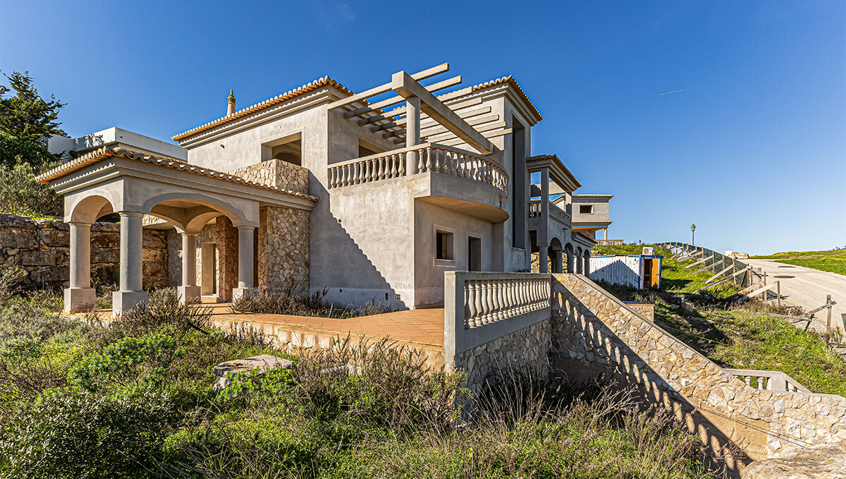 Luxury Villas with Mountain Views near Lagos!