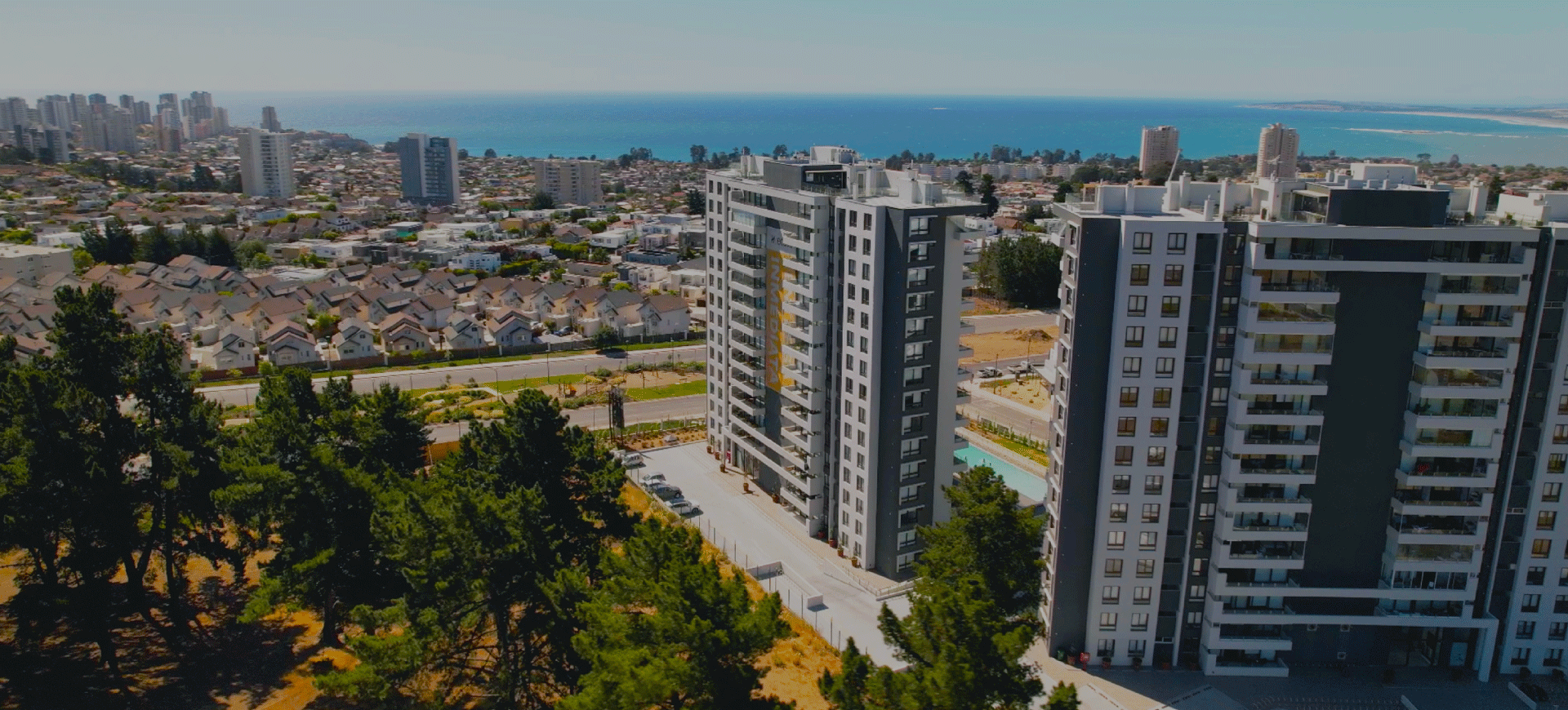 Bosquemar to projekt mieszkaniowy zlokalizowany w ekskluzywnej dzielnicy Lomas de Montemar w Concón, Chile