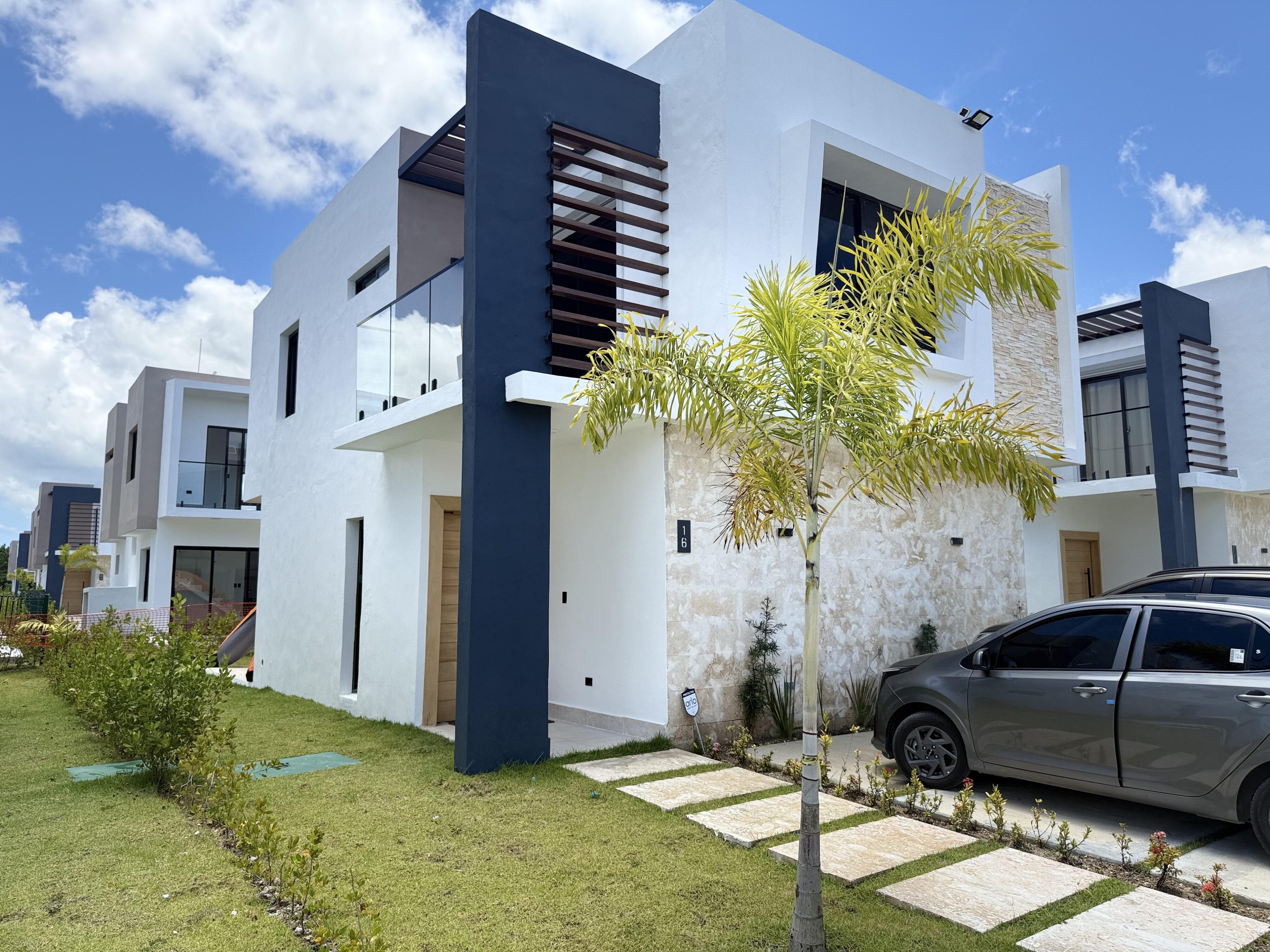 Discover this elegant 2-level villa located in the prestigious Vista Cana community, specifically in Paseo del Sendero, one of the most sought-after areas in Punta Cana for living or investing.