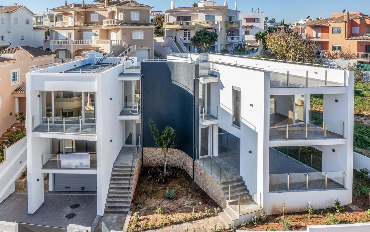 NEU Moderne 4-Zimmer-Villa mit Garage, Pool und Meerblick in Lagos